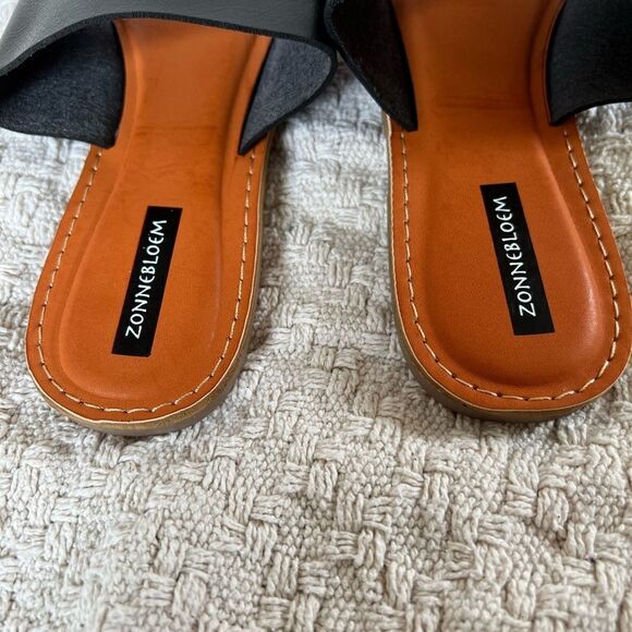 Retro leather thong sandals gold front medallion NWOT - Picture 4 of 5